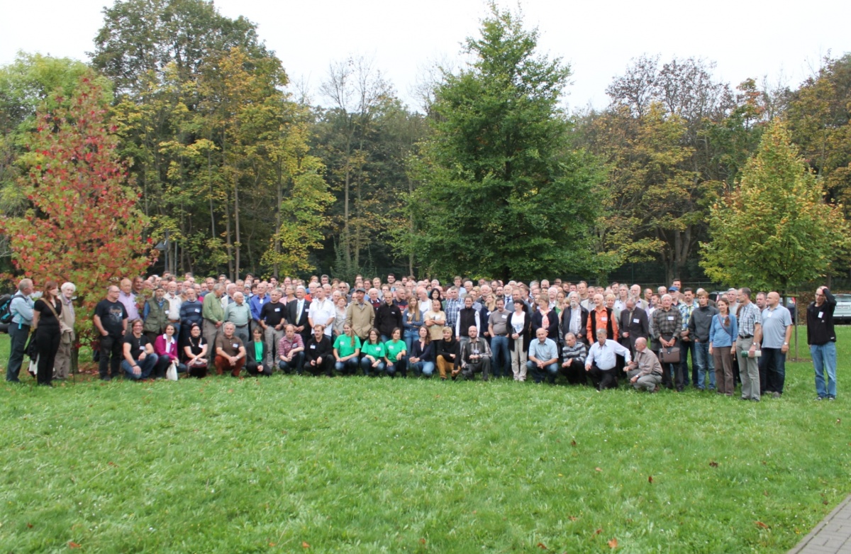 Gruppenfoto des 8. Internationalen Symposiums "Populationsökologie von Greifvogel- und Eulenarten" 2014